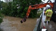 Ein Bagger holt Bruchholz aus dem Fluss Schussen, die Teile von Meckenbeuren überschwemmt hatte. © dpa Foto: Felix Kästle