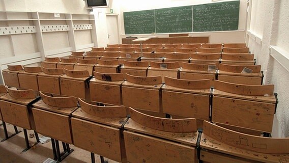 Ein leerer Hörsaal an der Universität. © dpa Foto: Peter Endig