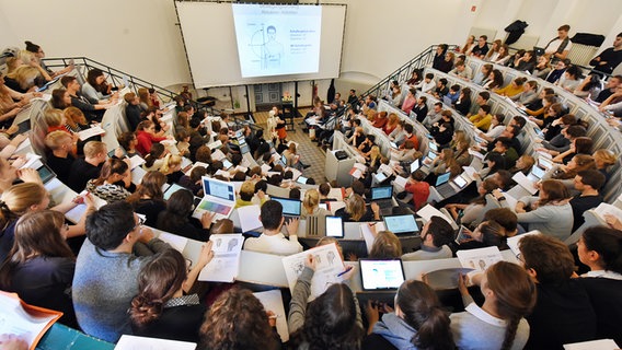 Rear view of a university lecture hall.  © dpa picture alliance Photo: Waltraud Grubitzsch