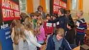 Jantje Fischhold macht Aufnahmen mit der Klasse 4 der Grundschule Lübeck-Niendorf. © NDR Foto: Jantje Fischhold