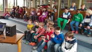 Klasse 3 der Lindenschule Bordesholm lauscht dem selbstgemachten Hörspiel. © NDR Foto: Jantje Fischhold