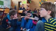 Schüler der Klasse 4a lauschen ihrem Hörspiel in der Hainbundschule Göttingen. © NDR Foto: Jantje Fischhold