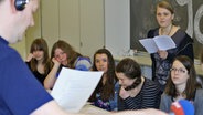 Schüler der Klasse 9c der Europaschule Teterow bei Aufnahmen für "Hörspiel in der Schule". © NDR Foto: Claudio Campagna