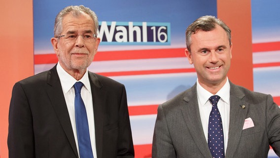 Die österreichischen Präsidentschafts-Kandidaten Alexander van der Bellen und Norbert Hofer in einer Fernsehdebatte. © dpa Foto: Florian Wieser