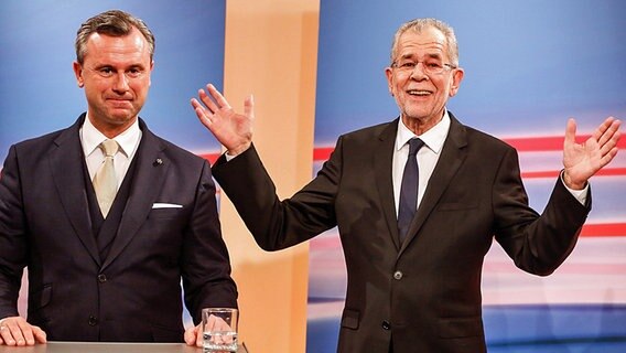 Die österreichischen Präsidentschafts-Kandidaten Alexander Van der Bellen (r.) und Norbert Hofer stehen nebeneinander. Die österreichischen Präsidentschafts-Kandidaten Alexander Van der Bellen (r.) und Norbert Hofer stehen nebeneinander. © dpa bildfunk Foto: Christian Bruna