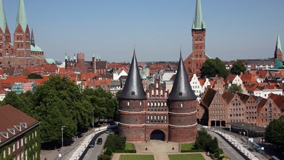Das Holstentor und die Altstadt in Lübeck © dpa Foto: Boris Roessler