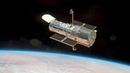 Das Bild, herausgegeben von der Weltraum-Organisation NASA, zeigt das Weltraum-Teleskop "Hubble", das seit vielen Jahren um die Erde kreist. © picture alliance / dpa | Nasa / Handout 