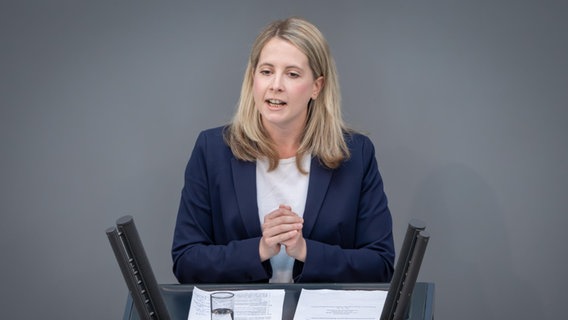 Verena Hubertz redet im Bundestag. © picture alliance 