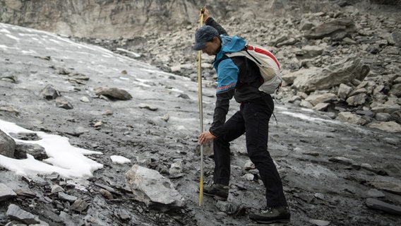 Der Schweizer Glaziologe Matthias Huss untersucht einen Gletscher © picture alliance/KEYSTONE Foto: GIAN EHRENZELLER