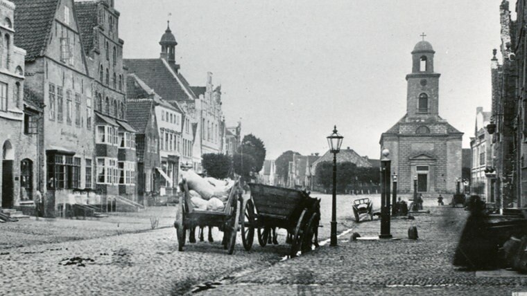 Eine historische Aufnahme der Husumer Großstraße. © SHLB