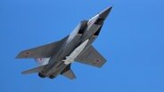 Ein Mikoyan MiG-31 Abfangjäger der russischen Luftwaffe fliegt bei der russischen Militärparade zum Tag des Sieges beladen mit einer Kh-47M2 Kinzhal Überschall-Ballistikrakete durch die Luft. © picture alliance / Pavel Golovkin/AP/dpa | Pavel Golovkin Foto:  Pavel Golovkin