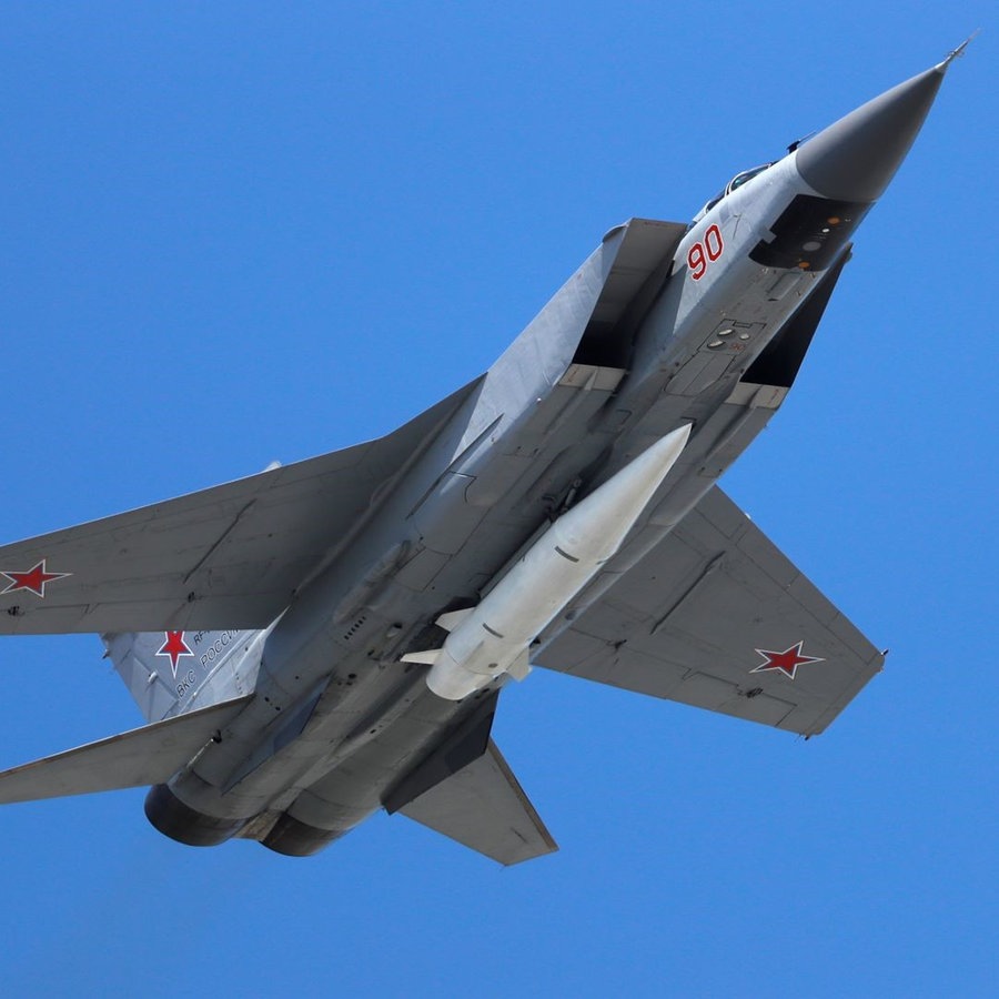 Ein Mikoyan MiG-31 Abfangjäger der russischen Luftwaffe fliegt bei der russischen Militärparade zum Tag des Sieges beladen mit einer Kh-47M2 Kinzhal Überschall-Ballistikrakete durch die Luft. © picture alliance / Pavel Golovkin/AP/dpa | Pavel Golovkin Foto:  Pavel Golovkin