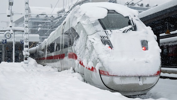 Ein ICE der Deutschen Bahn (DB) steht auf einem verschneiten Gleis am Hauptbahnhof von München. © dpa-Bildfunk Foto: Sven Hoppe