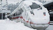 Ein ICE der Deutschen Bahn (DB) steht auf einem verschneiten Gleis am Hauptbahnhof von München. © dpa-Bildfunk Foto: Sven Hoppe