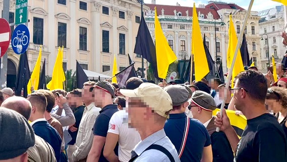 Ein Aufmarsch der Idendtitären Bewegung mit der AfD-und FPÖ-Jugend in Wien (29. Juli 2023). © ARD Foto: Oliver Soos
