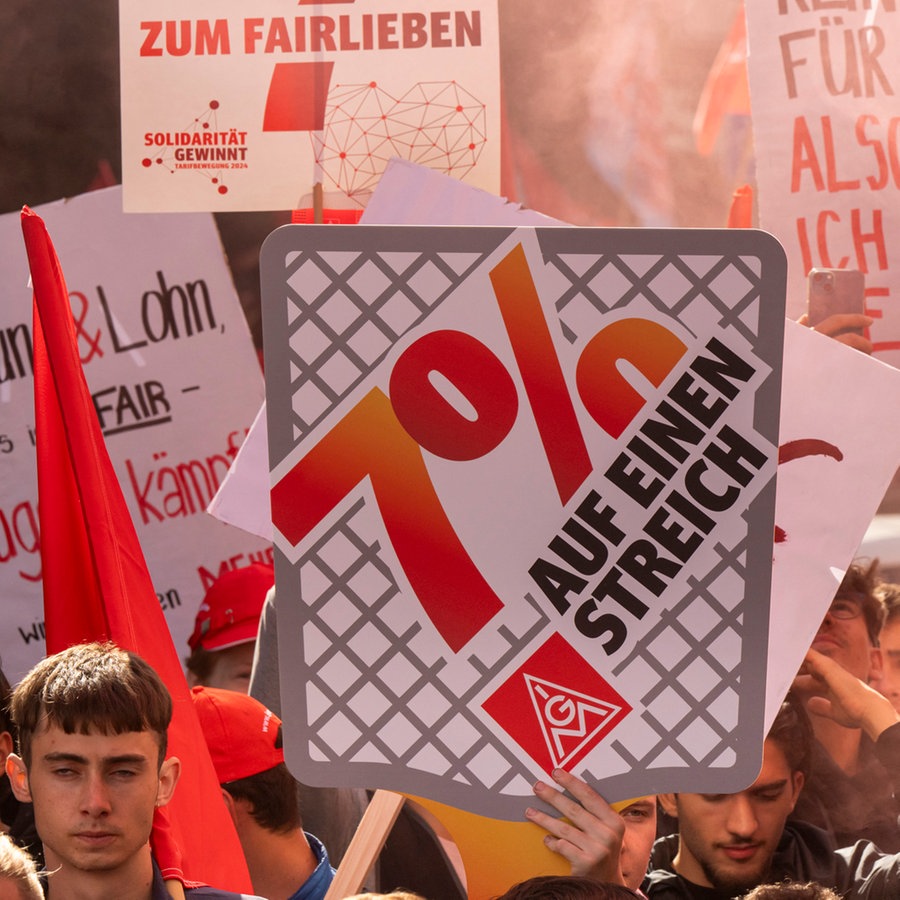 Tausende Menschen protestieren zum Auftakt der IG Metall Tarifverhandlungen mit Plakaten und Fahnen © picture alliance/dpa | Foto: Peter Kneffel