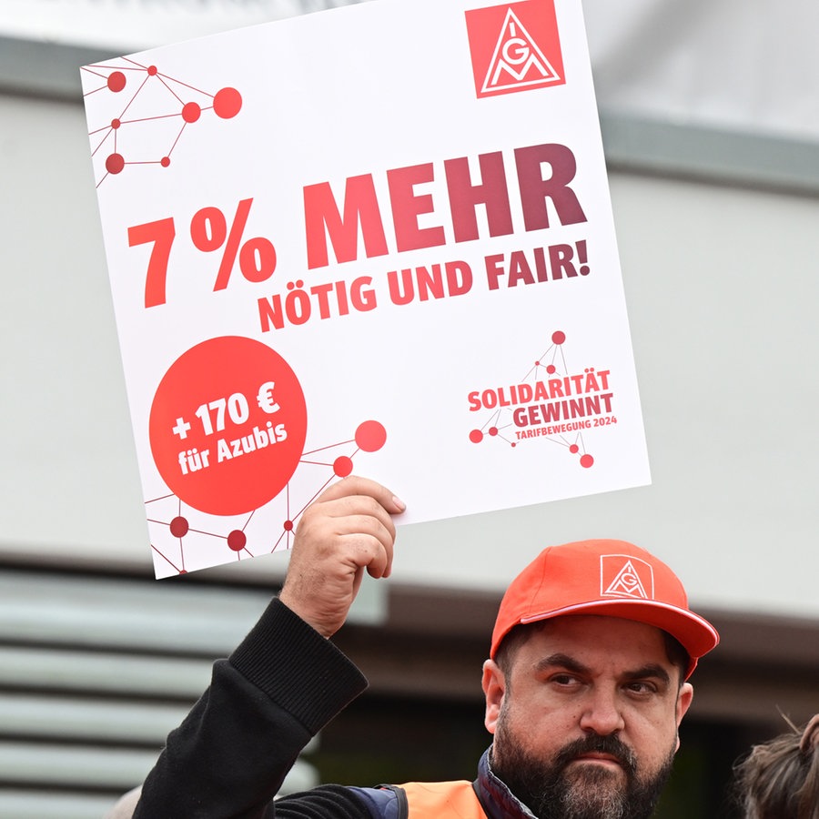 Arbeiter demonstrieren für die Metall- und Elektroindustrie mit Transparenten für eine Forderung von 7 Prozent mehr Lohn. © picture alliance/dpa Foto: Bernd Weißbrod