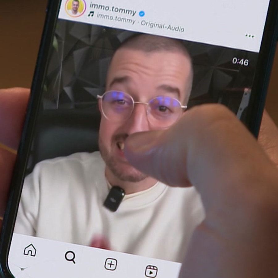 Ein Smartphone in einer Hand mit dem Profil von "Immo Tommy". © Screenshot 