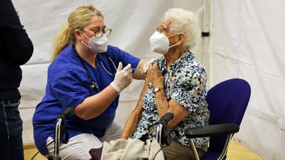 Eine Seniorin wird in einem Hamburger Pflegeheim gegen Sars-CoV-2 geimpft. © dpa Foto: Christian Charisius