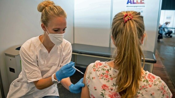 Ein 15-jähriges Mädchen wird im Bremer Impfzentrum geimpft. © dpa Foto: Sina Schuldt