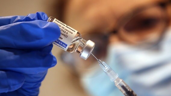 Eine Arzthelferin zieht in einer Praxis einer Hausärztin eine Spritze mit dem Corona-Impfstoff Janssen von Johnson & Johnson gegen das Corona-Virus auf.  