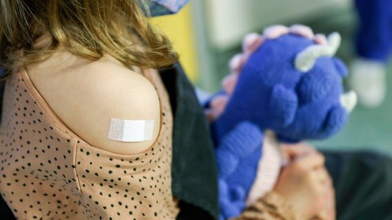 Ein Pflaster klebt auf den Arm eines 7-jähriges Mädchens, nachdem es gegen das Covid19-Virus geimpft wurde. © dpa bildfunk Foto: Jan Woitas
