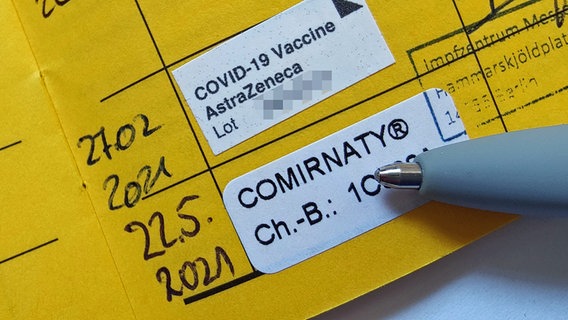 Ein Impfpass nach zwei erfolgten Impfungen gegen Covid-19 mit dem Vektor-Impfstoff von AstraZeneca und dem mRNA-Impfstoff von BiontechPfizer ist in Berlin zu sehen. © dpa Foto: Till Simon Nagel