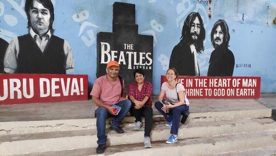Korrespondentin Silke Diettrich mit AD-Producerin Deepika Bose und dem Beatles-Fan Raju Gusain (v.r.n.l.) in einem ehemaligen Beatles-Ashram in Indien. © Silke Dittrich 