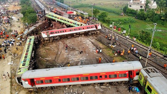 Rettungskräfte arbeiten an einer Unglücksstelle im indischen Balasore, wo drei Züge entgleisten. © Reuters 