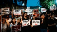 Ärzte protestieren nach dem gewaltsamen Tod einer jungen Ärztin. Der gewaltsame Tod einer jungen Ärztin in Ausbildung hat in Indien eine neue Welle von Protesten ausgelöst. © Rafiq Maqbool/AP/dpa 