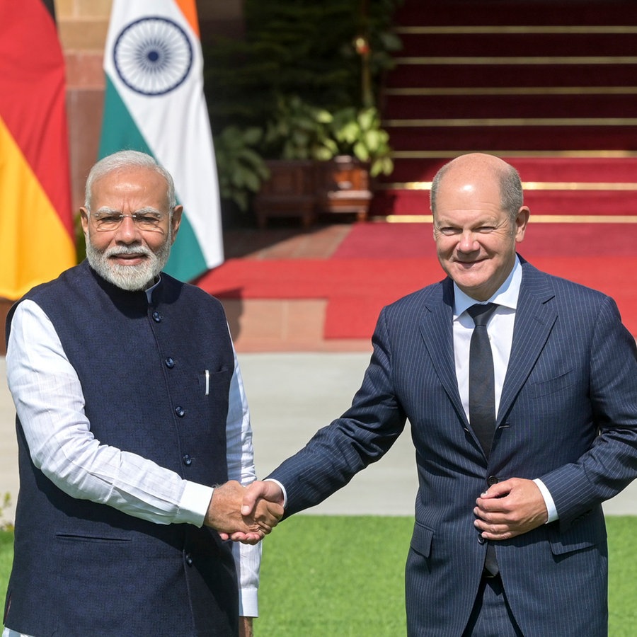 Indien, Neu Delhi: Der indische Premierminister Narendra Modi (l), und der deutsche Bundeskanzler Olaf Scholz (SPD) schütteln sich die Hände während der Deutsch-Indischen Regierungskonsultationen in Neu Delhi. ©  Uncredited/AP 
