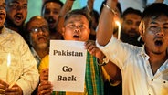 In Guwahati in Indien rufen Menschen Parolen gegen Pakistan während eines Protests nach dem Terroranschlag im indisch kontrollierten Teil Kaschmirs. Die meisten Opfer waren indische Feriengäste. © Anupam Nath/AP/dpa 