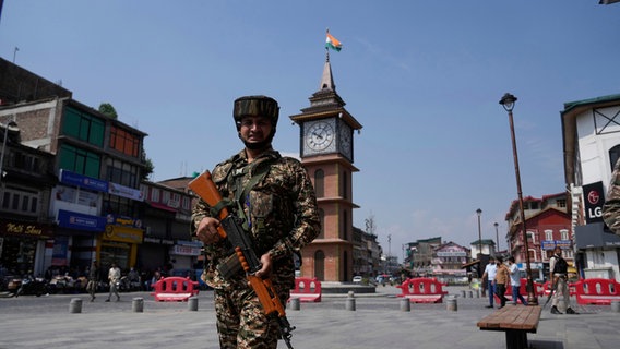 Ein indischer Soldat patrouilliert am Tag nach der Waffenruhe zwischen Indien und Pakistan in Srinagar. © AP/dpa Foto: Mukhtar Khan