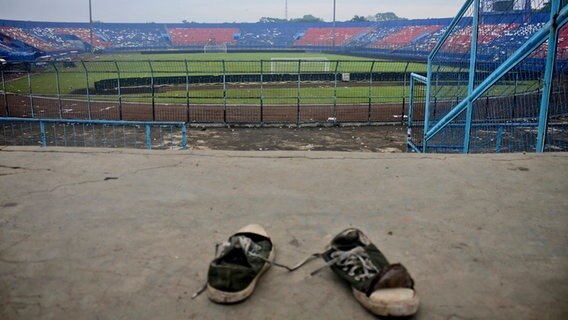 Ein Paar Turnschuhe liegen auf der Tribüne des Kanjuruhan-Stadions © Hendra Permana/AP/dpa 