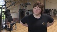 Samantha arbeitet im Fitnessstudio. © NDR 