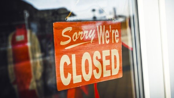 Schild mit der Aufschrift Sorry we_re closed hängt in einem Schaufenster © picture alliance / CHROMORANGE Foto: Christian Ohde