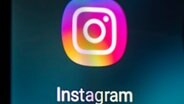 Das Logo des sozialen Netzwerks Instagram ist auf einem Bildschirm abgebildet. © picture alliance/dpa | Fabian Sommer 