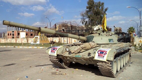Ein Panzer der irakischen Armee auf einer Straße in der Stadt Tikrit. © dpa Foto: Ali Mohammed