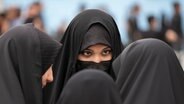 Frauen mit traditionellem Kopftuch in Teheran (Iran) während einer religiösen Zeremonie. © picture alliance / NurPhoto Foto: Morteza Nikoubazl