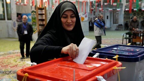 Bei der Parlamentswahl im Iran gibt eine Frau ihren Stimmzettel ab. © Vahid Salemi/AP 