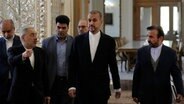 Hussein Amirabdollahian (M), Außenminister des Iran, kommt zu einem Treffen mit ausländischen Botschaftern und Gesandten. © Vahid Salemi/AP/dpa + 