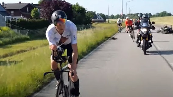 Szene des Radrennens bei der Ironman-EM in Hamburg. © NDR 
