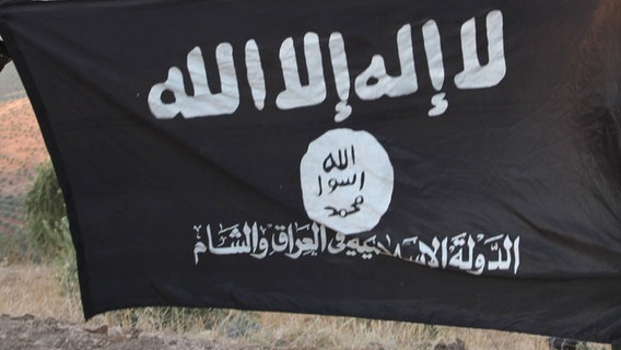 Eine Fahne der Terrororganisation IS. © imago/ZUMA Press 