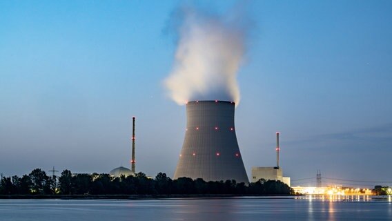 Wasserdampf steigt aus dem Kühltum vom Atomkraftwerk Isar 2. © Armin Weigel/dpa 