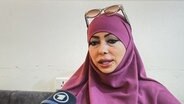 Die Frau eines getöteten IS-Kämpfers, eine 40-jährige Deutsch-Serbin, in Syrien im Interview. © ARD Foto: Anna Osius