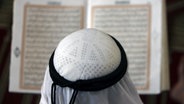 Ein Mann liest im Koran © dpa - Bildfunk Foto: Ali Ali