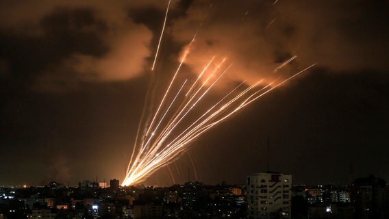 Raketen werden vom Gazastreifen auf Israel abgefeuert. Zwischen Israel und militanten Palästinensern im Gazastreifen ist die Gewalt erneut eskaliert. © APA Images via ZUMA Press Wire/dpa Foto: Bashar Taleb