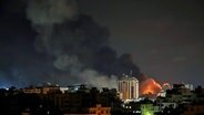 Nach einem israelischen Luftangriff in Gaza-Stadt steigt Rauch auf. © dpa-Bildfunk/XinHua Foto: Rizek Abdeljawad