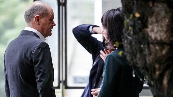 Bundeskanzler Olaf Scholz (l, SPD) und Annalena Baerbock (Bündnis 90/Die Grünen), Außenministerin, stehen im Hotel Louis C. Jacob zusammen. © picture alliance Foto: Kay Nietfeld