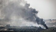 Blick von Sderot in Israel: Rauch steigt nach einem israelischen Luftangriff in Gaza auf. © dpa-Bildfunk Foto: Ilia Yefimovich